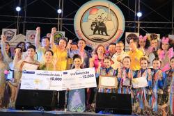 ภาพ..โครงการประกวดนักร้องและแดนเซอร์ “แสดงออกอย่างสร้างสรรค์ บนพื้นฐานความเป็นไทย เทิดไท้องค์ราชันย์” ระหว่างวันที่ ๒๕- ๒๙ ธันวาคม ๒๕๕๗ ณ บริเวณถนนเณรแก้ว เขตเทศบาลเมืองสุพรรณบุรี