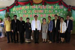 ภาพ..พิธีเปิดงาน “สัปดาห์เค้กและของขวัญปีใหม่ ๒๕๕๘” เมื่อวันที่ ๒๕ ธันวาคม ๒๕๕๗ ณ บริเวณโดมรวมน้ำใจ วิทยาลัยอาชีวศึกษา สุพรรณบุรี 