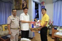 นายสุวัฒน์  จันทร์สว่าง รองนายก อบจ.สุพรรณบุรี อวยพรวันปีใหม่ ๒๕๕๘ นายบุญชู จันทร์สุวรรณ นายก อบจ.สุพรรณบุรี เมื่อวันที่ ๒๙ ธันวาคม ๒๕๕๗  