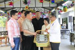 อวยพรปีใหม่ ๒๕๕๘ นายสุวัฒน์  จันทร์สว่าง รองนายก อบจ.สุพรรณบุรี เมื่อวันที่ ๓๐ ธันวาคม ๒๕๕๗ ณ บ้านจันทร์สว่าง อำเภอสองพี่น้อง