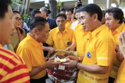 อวยพรวันปีใหม่ ๒๕๕๘ ฯพณฯบรรหาร  ศิลปอาชา นายกรัฐมนตรี คนที่ ๒๑ เมื่อวันที่ ๓๑ ธันวาคม ๒๕๕๗ ณ บ้านจรัญสนิทวงศ์ กรุงเทพ ฯ 