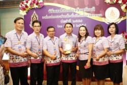 องค์การบริหารส่วนจังหวัดสุพรรณบุรี รับรางวัลองค์กรปกครองส่วนท้องถิ่นดีเด่นทางด้านวัฒนธรรม ประจำปีงบประมาณ พ.ศ. ๒๕๕๗ จากกรมส่งเสริมวัฒนธรรม เมื่อวันที่ ๒๓ มกราคม ๒๕๕๘ ณ ห้องแกรนด์บอลลูม ชั้น ๓ โรงแรมโกลเด้น ทิวลิป ซอฟเฟอริน กรุงเทพมหานคร