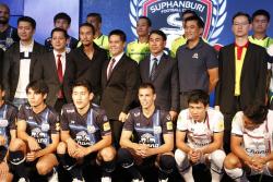 ภาพ..พิธีแถลงข่าวเปิดตัวสโมสรสุพรรณบุรี เอฟ ซี ฤดูกาล ๒๐๑๕  เมื่อวันที่ ๓๑ มกราคม ๒๕๕๘ ณ ห้างโรบินสัน สาขาสุพรรณบุรี 