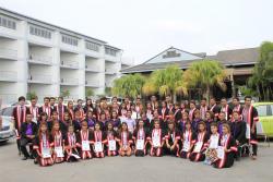 ภาพ..พิธีมอบวุฒิบัตรผู้สำเร็จวิชาชีพแต่งผม – เสริมสวย รุ่นที่ ๓๓ - ๓๔  เมื่อวันที่ ๒๕ มีนาคม ๒๕๕๘ ณ ห้องทับทิม โรงแรมพชร อำเภอเมืองสุพรรณบุรี