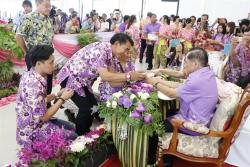 ภาพ..พิธีรดน้ำขอพร ฯพณฯบรรหาร  ศิลปอาชา เนื่องในเทศกาลสงกรานต์ ประจำปี ๒๕๕๘ เมื่อวันที่ ๑๓ เมษายน ๒๕๕๘ ณ บริเวณบึงฉวากรีสอร์ท อำเภอเดิมบางนางบวช