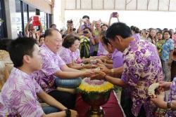 ภาพ..พิธีรดน้ำขอพร ฯพณฯ จองชัย  เที่ยงธรรม เนื่องในเทศกาลสงกรานต์ ประจำปี ๒๕๕๘ เมื่อวันที่ ๑๑ เมษายน ๒๕๕๘ ณ บ้านกล้วย อำเภอศรีประจันต์