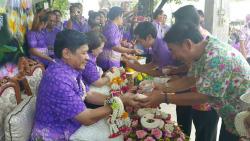 ภาพ..พิธีรดน้ำขอพรผู้ว่าราชการจังหวัดสุพรรณบุรี เนื่องในเทศกาลสงกรานต์ ประจำปี ๒๕๕๘ เมื่อวันที่ ๑๐ เมษายน ๒๕๕๘ ณ จวนผู้ว่าราชการจังหวัดสุพรรณบุรี 