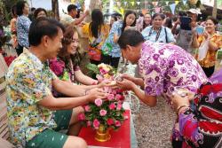 ภาพ..พิธีรดน้ำขอพรนายกบุญชู จันทร์สุวรรณ และนายกสมฤดี  จันทร์สุวรรณ เนื่องในเทศกาลสงกรานต์ ประจำปี ๒๕๕๘ เมื่อวันที่ ๒๒ เมษายน ๒๕๕๘ ณ บ้านหน้าพระลาน จังหวัดสระบุรี