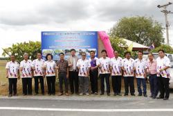 ภาพ..พิธีร่วมลงนามบันทึกความร่วมมือในการดูแลรักษาทาง อบจ.สุพรรณบุรี และพิธีเปิดป้าย เมื่อวันที่ ๒๒ พฤษภาคม ๒๕๕๘ ณ ถนนสายบ้านไร่ - บ้านดอนคูณ อำเภอเมืองสุพรรณบุรี