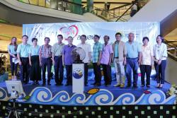 ภาพ..พิธีเปิดงาน “สุพรรณรวมใจลดมลพิษ” เนื่องในวันสิ่งแวดล้อมโลก ประจำปีงบประมาณ พ.ศ. ๒๕๕๘  เมื่อวันที่ ๕ มิถุนายน ๒๕๕๘ ณ ห้างสรรพสินค้าโรบินสัน ชั้น ๑ บริเวณหน้า TOP
