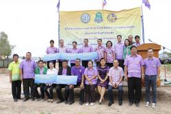ภาพ..พิธีส่งมอบโครงการสร้างรายได้และพัฒนาการเกษตร แก่ชุมชนเพื่อบรรเทาปัญหาภัยแล้ง  เมื่อวันที่ ๙ กรกฎาคม ๒๕๕๘ ณ บ้านหนองทราย หมู่ ๑ ตำบลทะเลบก  อำเภอดอนเจดีย์