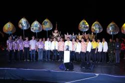 ภาพ..พิธีเปิดการแสดงแสง สี เสียง เทิดพระเกียรติ ตามโครงการตามรอยเสด็จด่านช้าง ๔๐ ปี พระบารมีแผ่ไพศาล  เมื่อวันที่ ๑๕ กรกฎาคม ๒๕๕๘  ณ บริเวณเขื่อนกระเสียว อำเภอด่านช้าง 