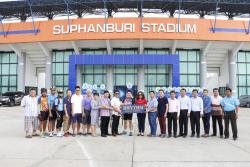 ภาพ..มอบที่แขวนจักรยานให้แก่ ฯพณฯ วราวุธ ศิลปอาชา และผู้บริหารท้องถิ่น  เมื่อวันที่ ๑๑ สิงหาคม ๒๕๕๘ ณ สนามกีฬากลางจังหวัดสุพรรณบุรี