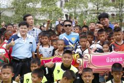 ภาพ..พิธีเปิดโครงการแข่งขันกีฬาฟุตบอลเยาวชน อบจ.สุพรรณบุรี “เมืองสุพรรณบุรีจูเนียร์ลีก” ระดับประถมศึกษา ครั้งที่ ๓ ประจำปี ๒๕๕๘ (เลก ๑) เมื่อวันที่ ๒๒ สิงหาคม ๒๕๕๘  ณ สนามกีฬาโรงเรียนบ้านท่าเสด็จ อำเภอเมืองสุพรรณบุรี