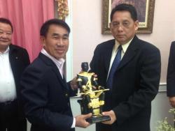 ภาพ..นายก อบจ.สุพรรณบุรี ร่วมแสดงความยินดีกับนายจรินทร์  จักกะพาก อธิบดีกรมส่งเสริมการปกครองส่วนท้องถิ่น เมื่อวันที่ ๒๒ กันยายน ๒๕๕๘ ณ กรมส่งเสริมการปกครองส่วนท้องถิ่น 