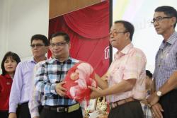 ภาพ..งานประชุมประจำเดือนกันยายน ๒๕๕๘,งานส่งท้ายปีงบประมาณ ๒๕๕๘ และแสดงมุทิตาจิต         ผู้เกษียณอายุราชการ เมื่อวันที่ ๒ กันยายน ๒๕๕๘ ณ หอประชุม อบจ.สุพรรณบุรี