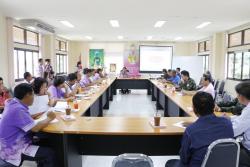 ภาพ..การประชุมเตรียมความพร้อมการแข่งขันรถจักรยานยนต์ FMSCT Thailand Supercross ๒๐๑๕ เก็บคะแนนชิงแชมป์ประเทศไทย เมื่อวันที่ ๖ ตุลาคม ๒๕๕๘  ณ  ห้องประชุมเทศบาลตำบลสระกระโจม อำเภอดอนเจดีย์