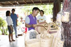 ภาพ..ตรวจเยี่ยมโครงการพัฒนาวิถีชีวิตชุมชนสู่ความเข้มแข็งทางวัฒนธรรม (อบรมให้ความรู้การทำศิลปหัตถกรรมผักตบชวา) เมื่อวันที่ ๑๒ ตุลาคม ๒๕๕๘  ณ บ้านท่าม้า หมู่ที่ ๗ ตำบลอู่ทอง อำเภออู่ทอง