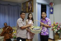 ภาพ..ฮาย  ชุติมา  สิงห์ใจชื่น นักร้องผู้เข้าแข่งขันในรายการเพชรดารา เข้าพบนายก อบจ.สุพรรณบุรี  เมื่อวันที่ ๑๔ ตุลาคม ๒๕๕๘ ณ ห้องปฏิบัติงานนายก อบจ.สุพรรณบุรี