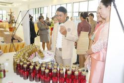 ภาพ..พิธีเปิดนิทรรศการและการแสดงโครงการพัฒนาทรัพยากรการท่องเที่ยวทางวัฒนธรรมการสร้างสรรค์ประเพณีทำบุญขอขมาคารวะอารยธรรมอู่ทองโบราณ และโครงการพัฒนาวิถีชีวิตชุมชนสู่ความเข้มแข็งทางวัฒนธรรม เมื่อวันที่ ๓๐ ตุลาคม ๒๕๕๘ ณ หอประชุมใหญ่ มหาวิทยาลัยสวนดุสิต ศ