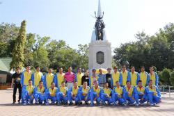 ภาพ..นายก อบจ.สุพรรณบุรี นำคณะจัดการแข่งขันสุพรรณบุรี มอเตอร์สปอร์ต เวิลด์  และคณะตะกร้อเยาวชนทีมชาติไทย บรวงสรวงสมเด็จพระนเรศวรมหาราช  เมื่อวันที่ ๑๘ พฤศจิกายน ๒๕๕๘ ณ พระบรมราชานุสรณ์ดอนเจดีย์ อำเภอดอนเจดีย์