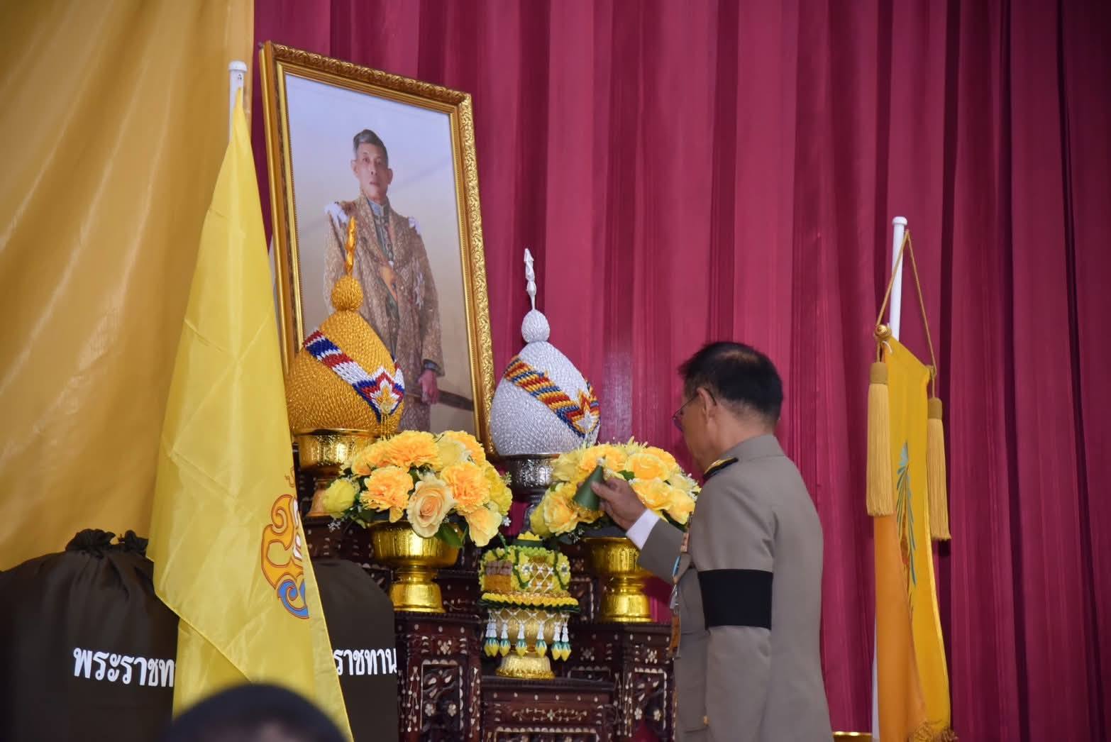 ในหลวงทรงพระกรุณาโปรดเกล้าฯ ให้ พลเอก ไพบูลย์ คุ้มฉายา องคมนตรี ร่วมกับ มูลนิธิราชประชานุเคราะห์ ในพระบรมราชูปถัมภ์ เชิญสิ่งของพระราชทานมอบแก่ประชาชนผู้ประสบวาตภัย ในพื้นที่จังหวัดสุพรรณบุรี