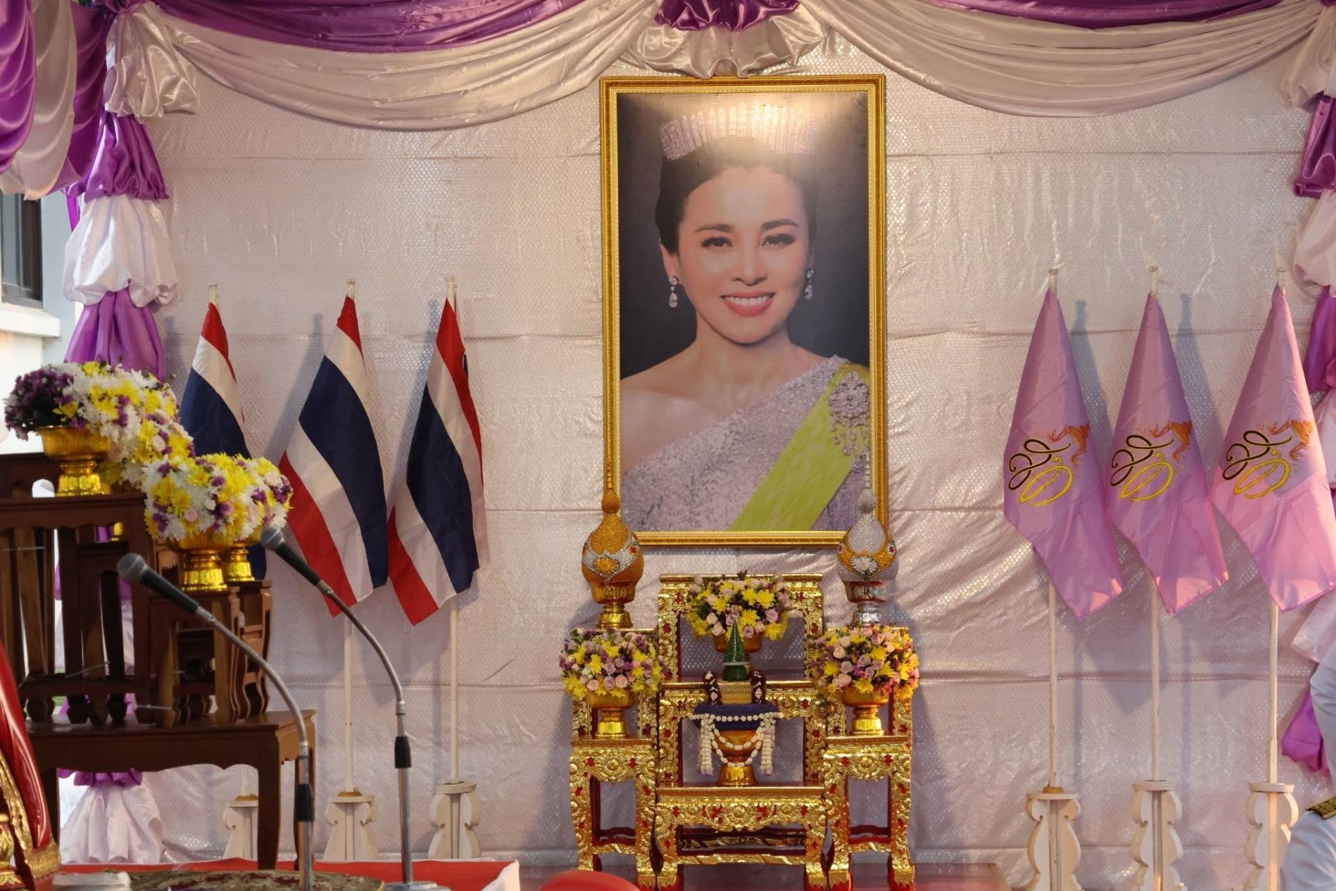 องค์การบริหารส่วนจังหวัดสุพรรณบุรี ร่วมพิธีทำบุญตักบาตรข้าวสารอาหารแห้ง พระสงฆ์ 49 รูป ถวายพระราชกุศลสมเด็จพระนางเจ้า ฯ พระบรมราชินี เนื่องในโอกาสวันเฉลิมพระชนมพรรษา  3 มิถุนายน 2569