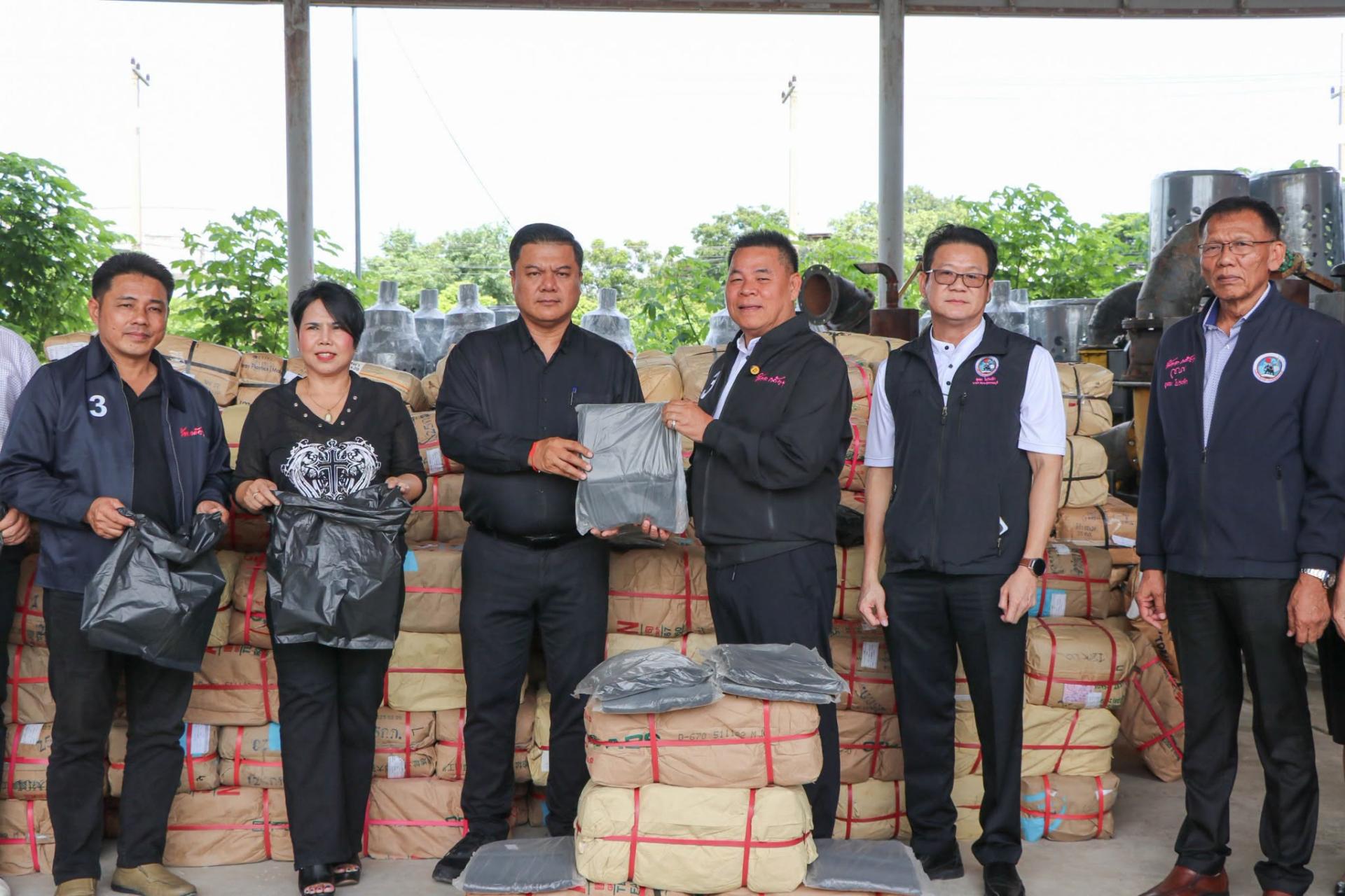 องค์การบริหารส่วนจังหวัดสุพรรณุบุรี มอบถุงขยะสีดำให้แก่หน่วยงานท้องถิ่น สนับสนุนการแก้ไขปัญหาอุทกภัยในพื้นที่
