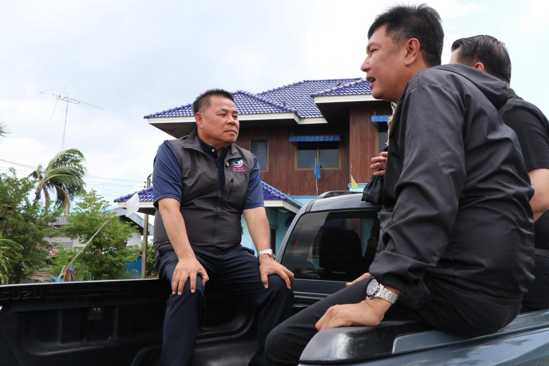 นายกองค์การบริหารส่วนจังหวัดสุพรรณบุรี ร่วมลงพื้นที่ถนนสายบ้านสามนาค - บ้านมะขามล้ม ติดตามสถานการณ์น้ำท่วมสูงบนถนน