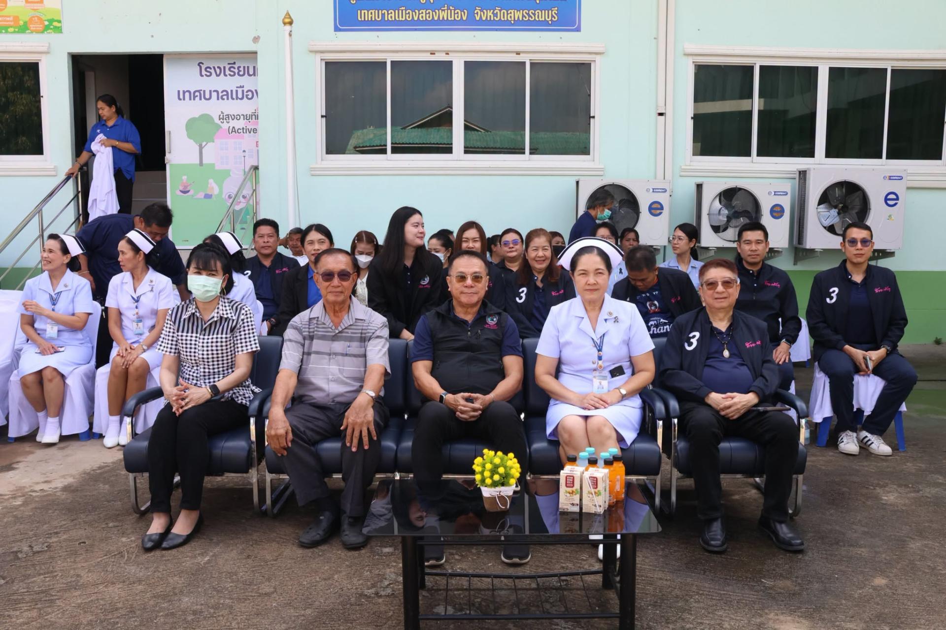 อบจ.สุพรรณบุรี เปิดศูนย์ให้ยืมเครื่องมืออุปกรณ์ทางการแพทย์ พร้อมมอบอุปกรณ์ทางการแพทย์ เพื่อช่วยเหลือผู้ที่มีความจำเป็นในเขตพื้นที่เทศบาลเมืองสองพี่น้อง