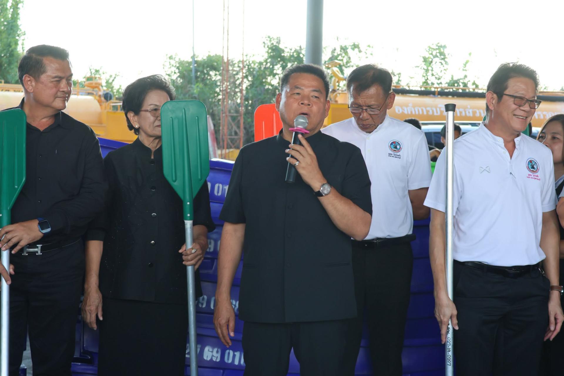 องค์การบริหารส่วนจังหวัดสุพรรณบุรี มอบเรือให้แก่หน่วยงานท้องถิ่น สนับสนุนการแก้ไขปัญหาอุทกภัยในพื้นที่